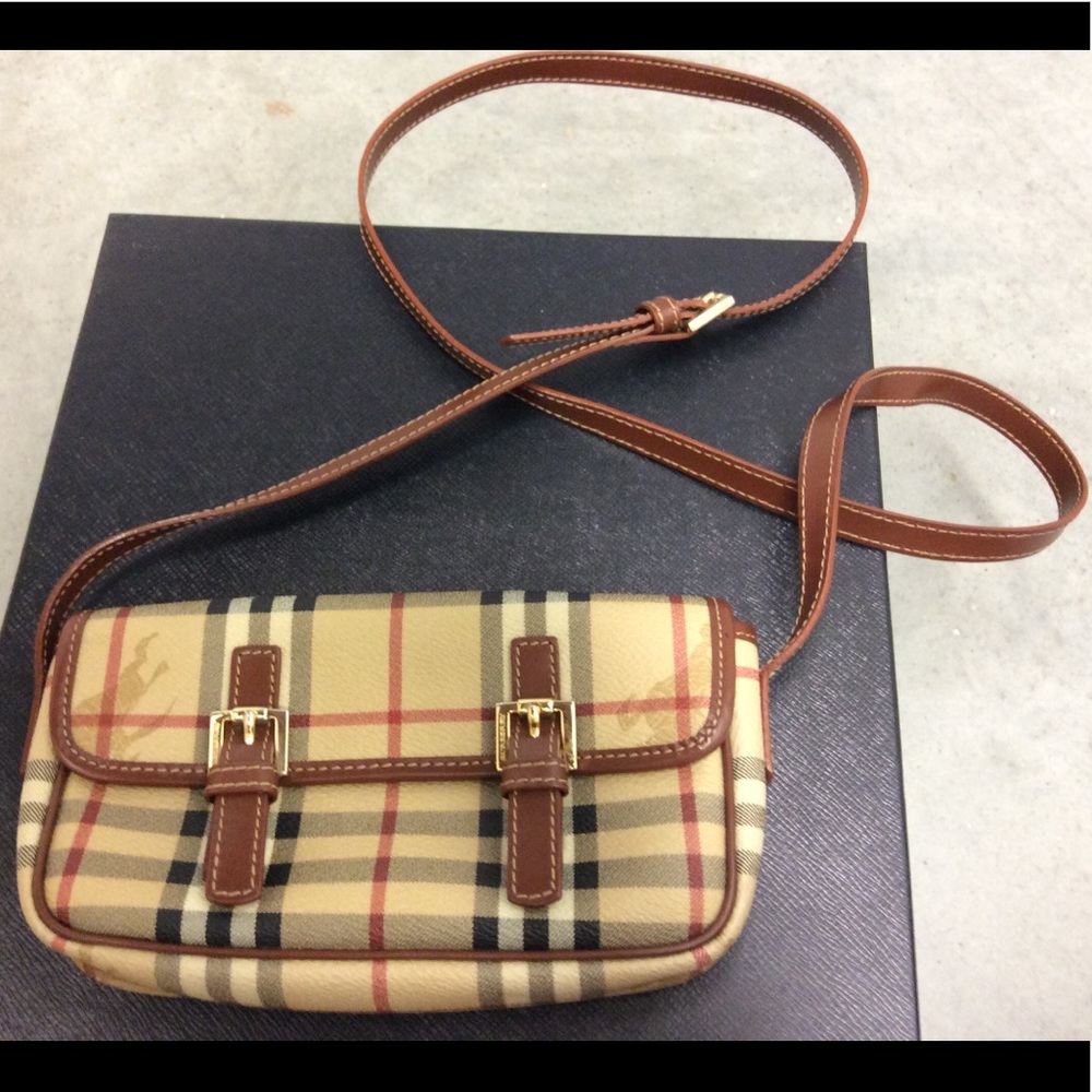Burberry crossbody. Excellent